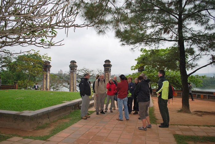 Du khách nước ngoài đến tham quan, vãn cảnh chùa Linh Mụ
